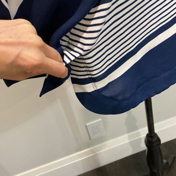 Vince Camuto Blue Stripe Flowy Top Size Medium - Picture 10 of 14